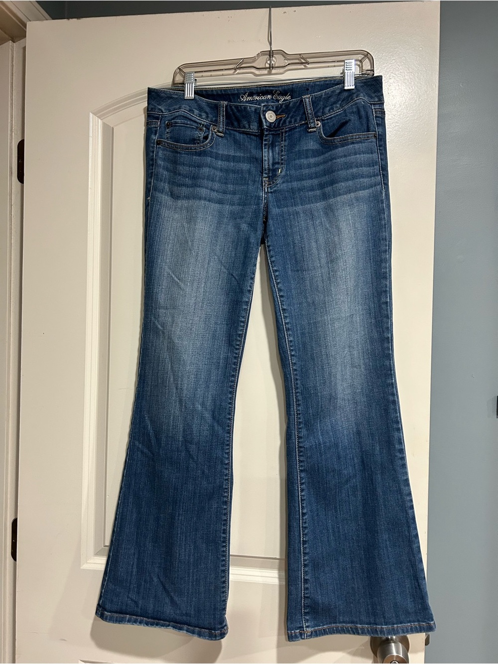 American Eagle Outfitters Women's Blue Flare Jeans size 10 Short.